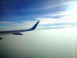 cielo azul desde un avion foto