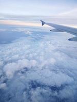 cielo azul desde un avion foto