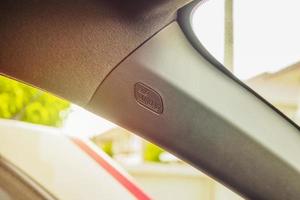 Señal de airbag de cortina lateral de seguridad en un coche nuevo y moderno foto