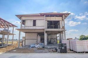 Construcción de nueva casa residencial en progreso en el desarrollo de la urbanización del sitio de construcción foto