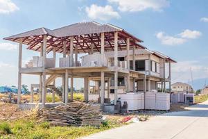 Construcción de nueva casa residencial en progreso en el desarrollo de la urbanización del sitio de construcción foto