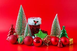 árbol de navidad y adornos sobre fondo rojo concepto de celebración navideña de año nuevo foto