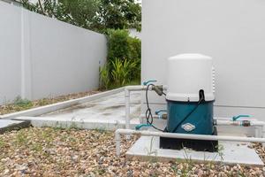 estación de bombeo de agua automática fuera de la casa foto