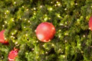 bolas de navidad y árbol de navidad fondo borroso foto