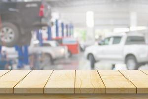 Mesa de madera vacía con centro de servicio de automóviles taller de reparación de automóviles fondo borroso foto