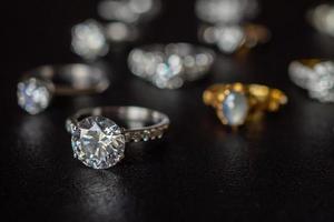 Anillos de diamantes de joyería sobre fondo negro de cerca foto