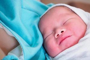 madre feliz y bebé recién nacido en el hospital foto