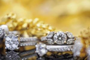 anillos de diamantes de joyería de oro de lujo con reflejo en el fondo negro foto