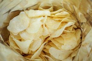 papas fritas en una bolsa de bocadillos abierta de cerca foto