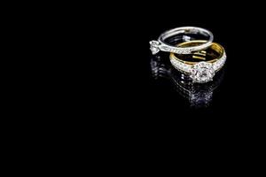 Cerrar joyería anillo de diamantes sobre fondo negro con reflejo foto