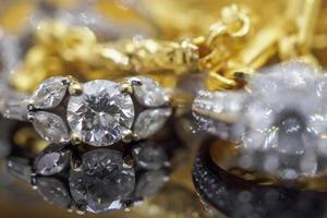 anillos de diamantes de joyería de oro de lujo con reflejo en el fondo negro foto