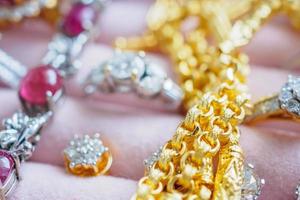 collares y aretes de piedras preciosas de diamantes de oro y plata en un joyero de lujo foto