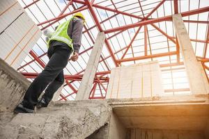 trabajador ingeniero profesional en el sitio de construcción de la casa foto