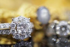 anillos de diamantes de joyería de oro de lujo con reflejo en el fondo negro foto