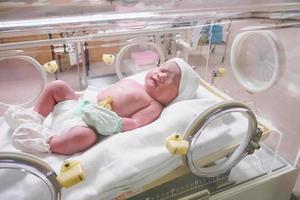 bebé recién nacido en la incubadora del hospital