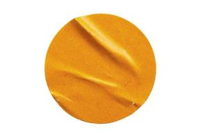 Etiqueta adhesiva de papel adhesivo redonda naranja en blanco aislada sobre fondo blanco