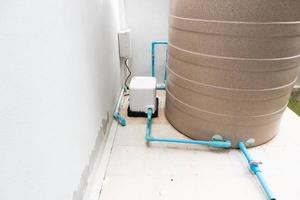 estación de bombeo de agua automática fuera de la casa foto