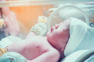 bebé recién nacido dentro de la incubadora en la sala de postparto del hospital