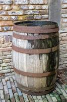 barril de madera vieja foto