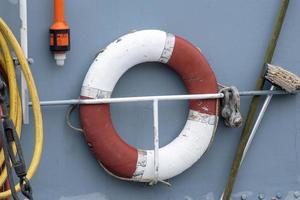 boya de vida en el barco foto