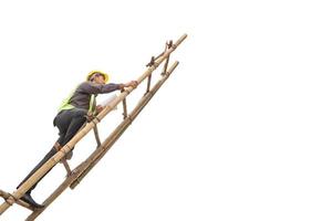 hombre de negocios asiático, ingeniero de construcción, sostenga papel plano, suba a una escalera aislada en fondo blanco con trazado de recorte foto