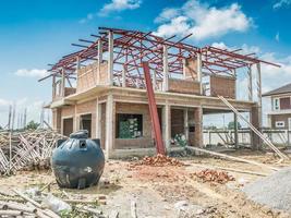 estructura de construcción de casas en el sitio de construcción con nubes y cielo azul foto