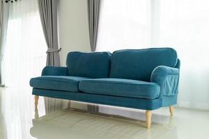 sofá azul en el fondo de la casa interior de la sala de estar foto