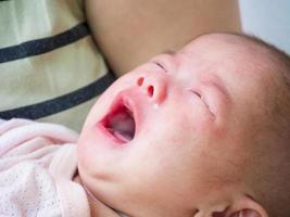 niña recién nacida llorando foto