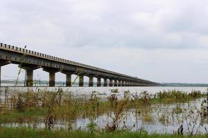 vista del puente del río krishna cerca de kolhar, vijayapura. foto