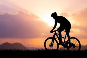 siluetas de bicicletas y ciclistas concepto de viaje y ejercicio en bicicleta foto