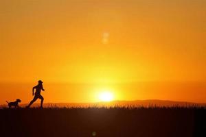 silueta para un hermoso fondo de luz vespertina o matutina con espacio de copia para el contenido. foto