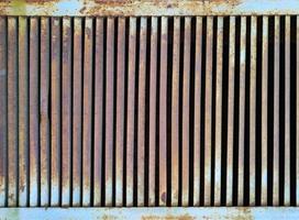Vieja parrilla de metal de hierro - persianas pintadas oxidadas foto