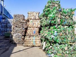Botellas de plástico recicladas en pacas en una instalación de reciclaje. foto