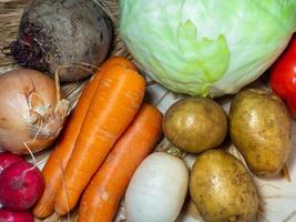 cosecha del jardín en la mesa. conjunto granjero.borsch. productos de la huerta. Bodegón de verduras. comida sana. foto