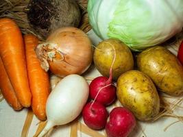 Bodegón de verduras. comida sana. cosecha del jardín. conjunto de borsch. cosechar tubérculos en la mesa foto