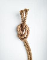 paquete de nudos hecho de cuerda de cuerda natural foto