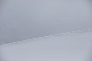 pendiente nevada contra el cielo. montaña de nieve. detalles del paisaje en invierno. foto