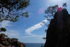 costa brava en verano, sol, mar y mucha luz foto