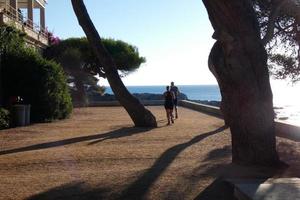 camino costero de la costa brava en la zona de s'agaro foto