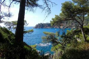 costa mediterránea, mar y cielo azul en verano foto