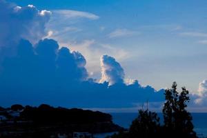 nubes de tormenta acumulando lluvia foto