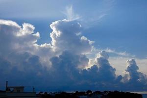 nubes de tormenta acumulando lluvia foto