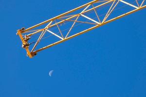 grúas en un sitio de construcción de un edificio en construcción foto