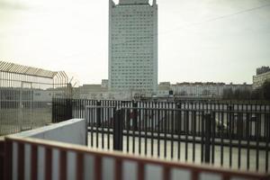 edificio de gran altura en la ciudad. rascacielos entre edificios. casa de oficinas foto