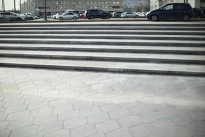 largos escalones de piedra en la ciudad. detalles del entorno urbano. foto