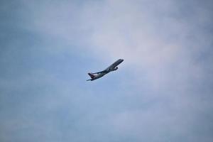 Manchester en el Reino Unido en octubre de 2022. un avión despegando del aeropuerto de Manchester foto