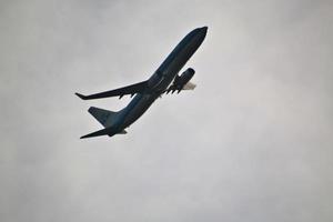 Manchester en el Reino Unido en octubre de 2022. un avión despegando del aeropuerto de Manchester foto