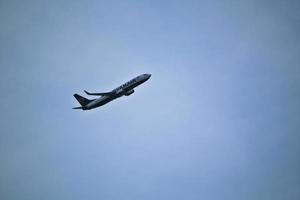 Manchester en el Reino Unido en octubre de 2022. un avión despegando del aeropuerto de Manchester foto