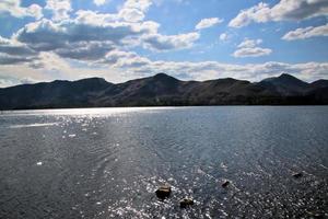 una vista del distrito de los lagos cerca del agua de derwent foto