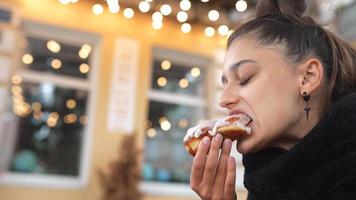 kvinna i en Kafé äter ett iced bakverk video